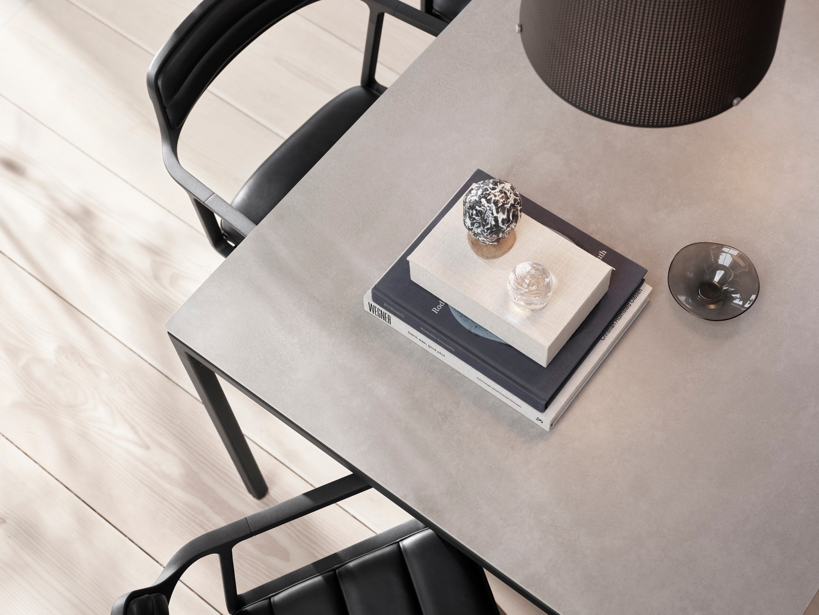Table 971 gray ceramic top with dark steel base