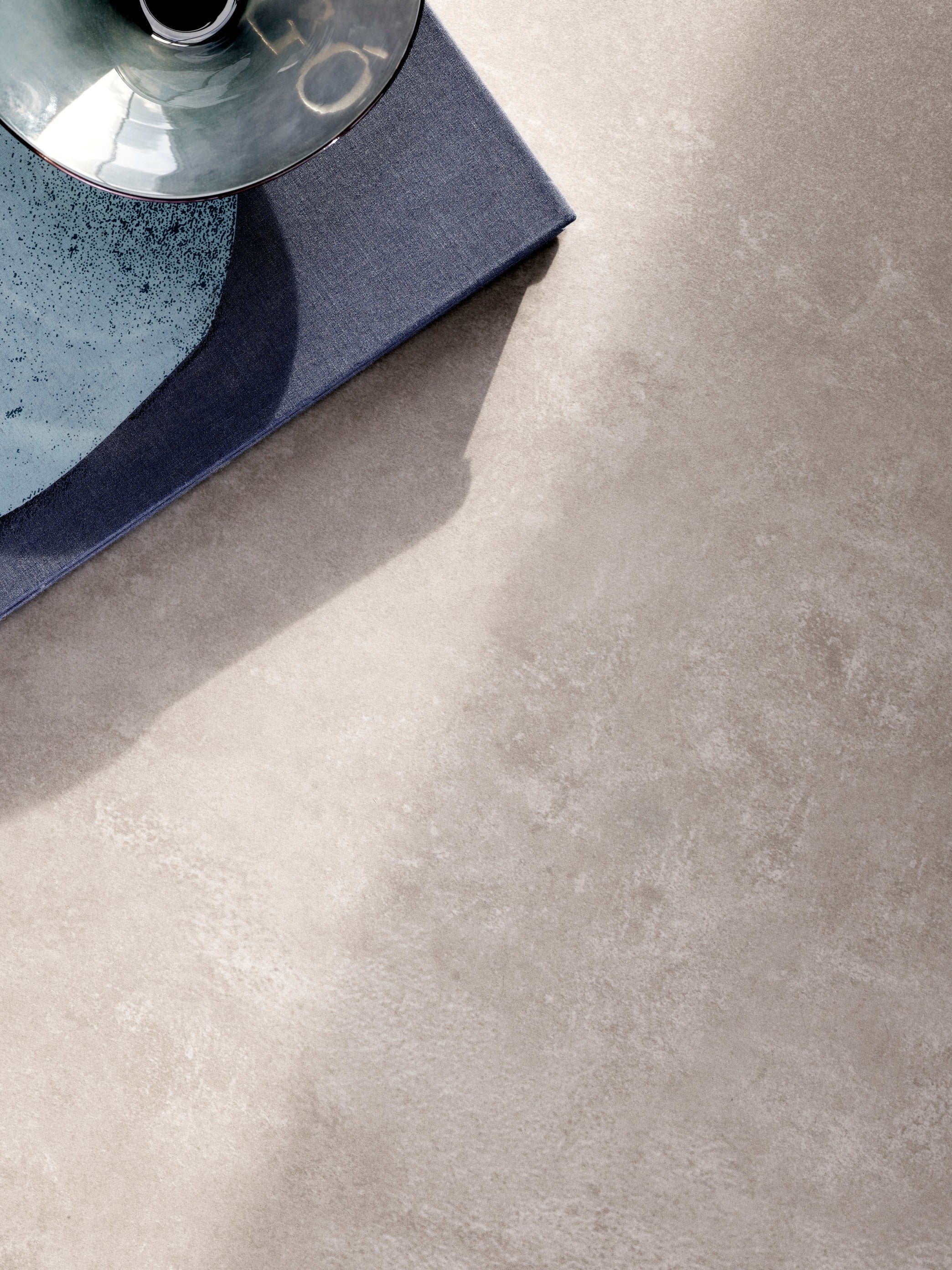 Table 971 gray ceramic top with dark steel base