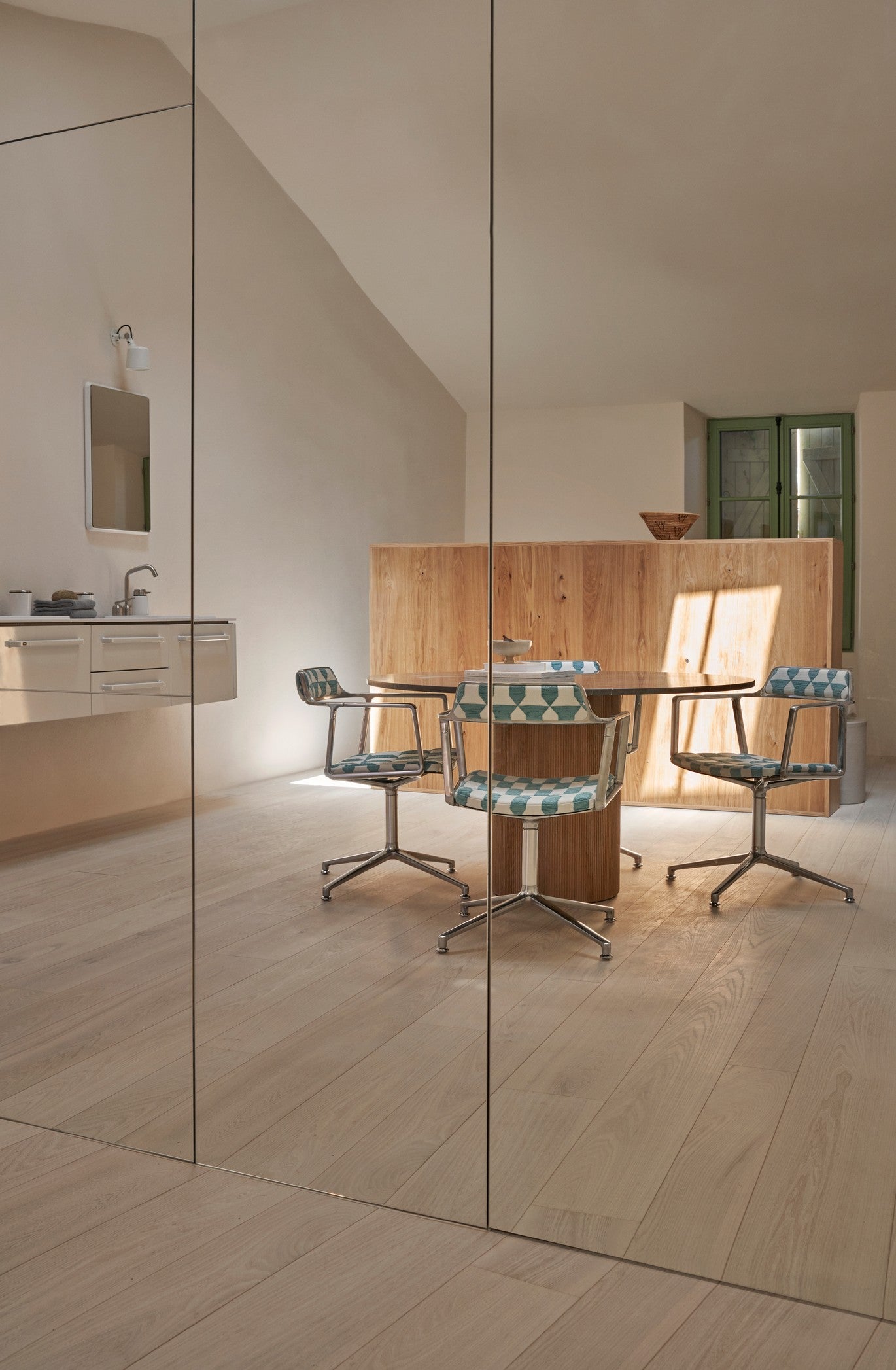 Bürostuhl 452 – LAGRASSE blau und weiß mit Metallbasis