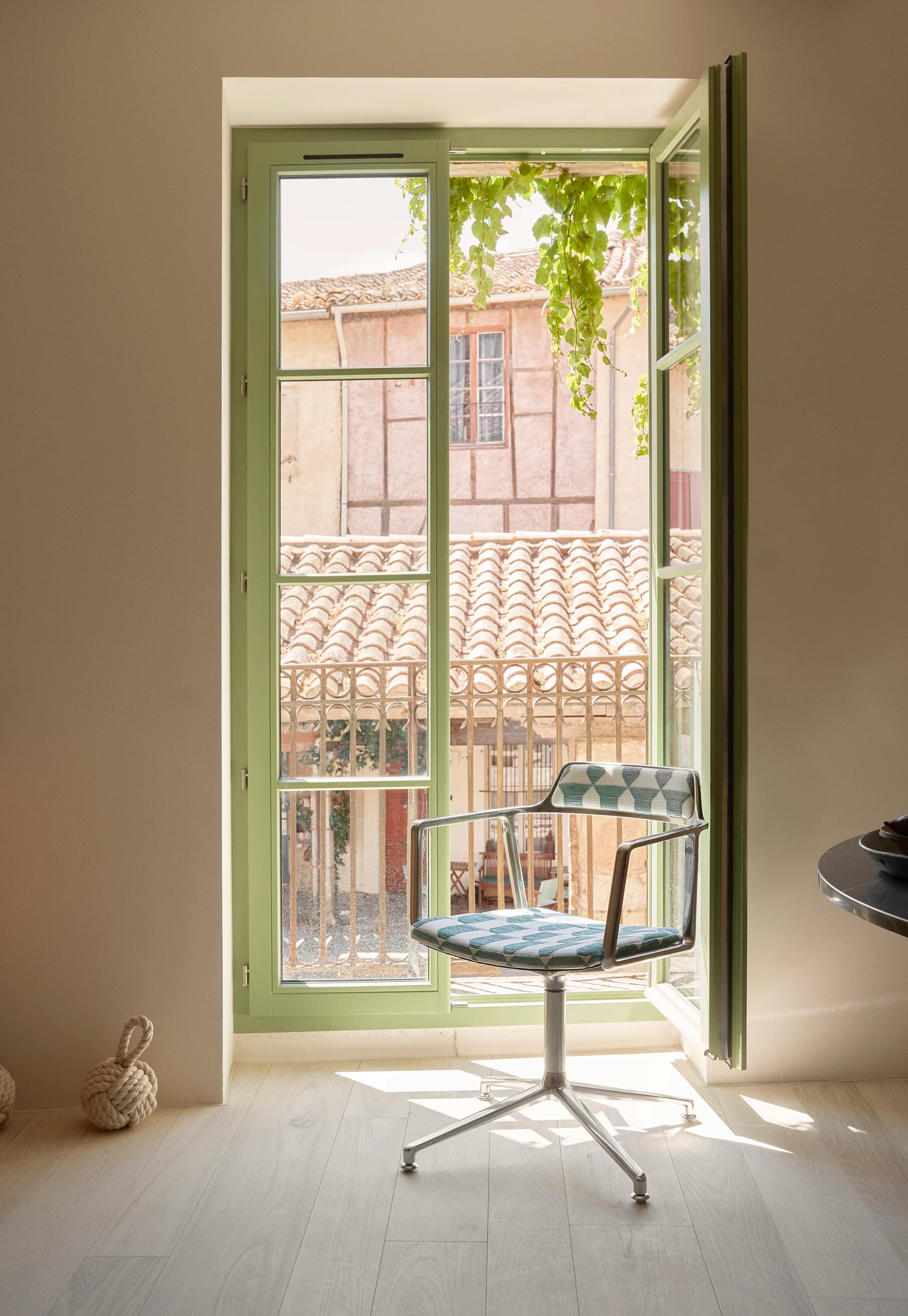 Bürostuhl 452 – LAGRASSE blau und weiß mit Metallbasis