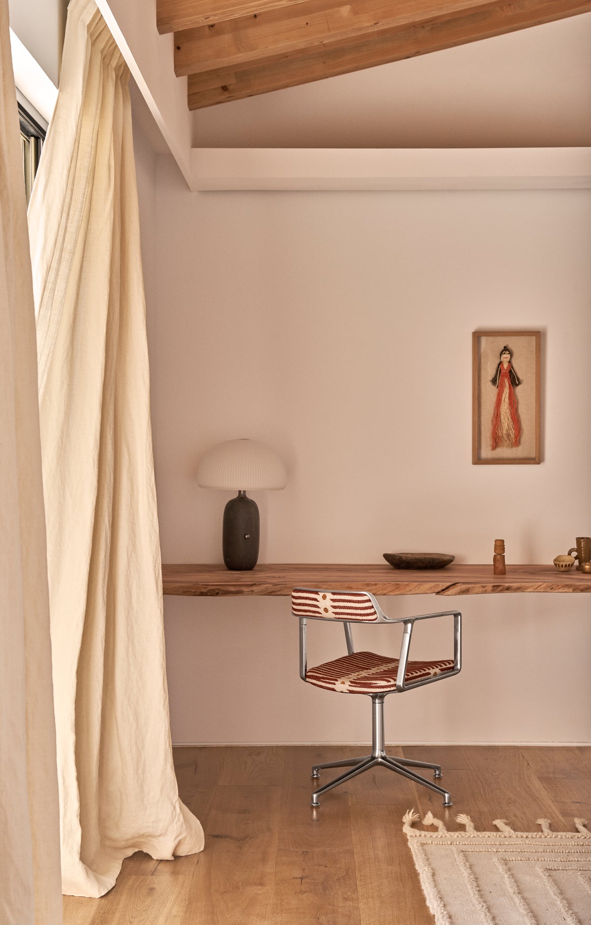 Bürostuhl 452 – MALLORCA beige und rot mit Metallbasis