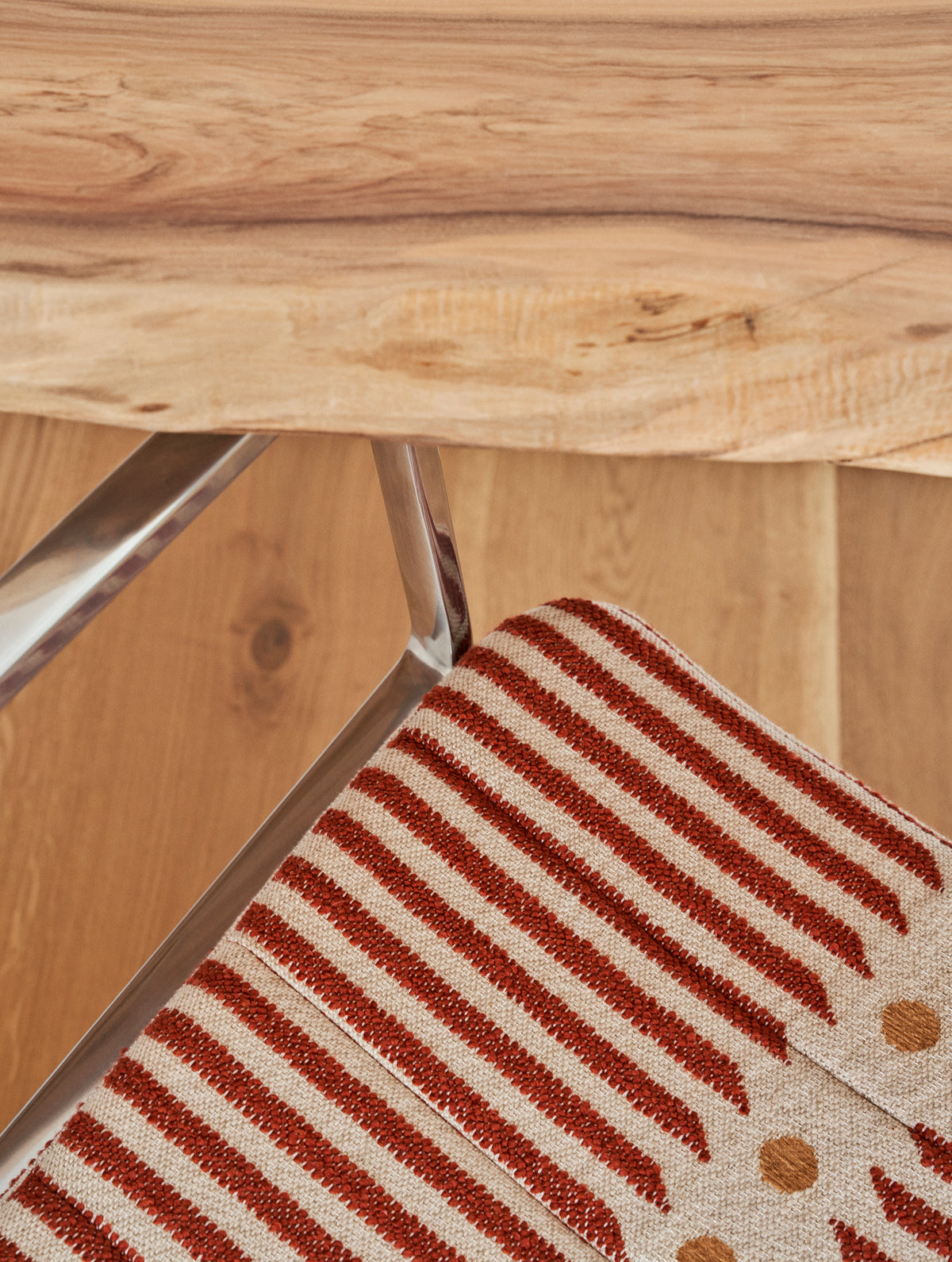 Bürostuhl 452 – MALLORCA beige und rot mit Metallbasis