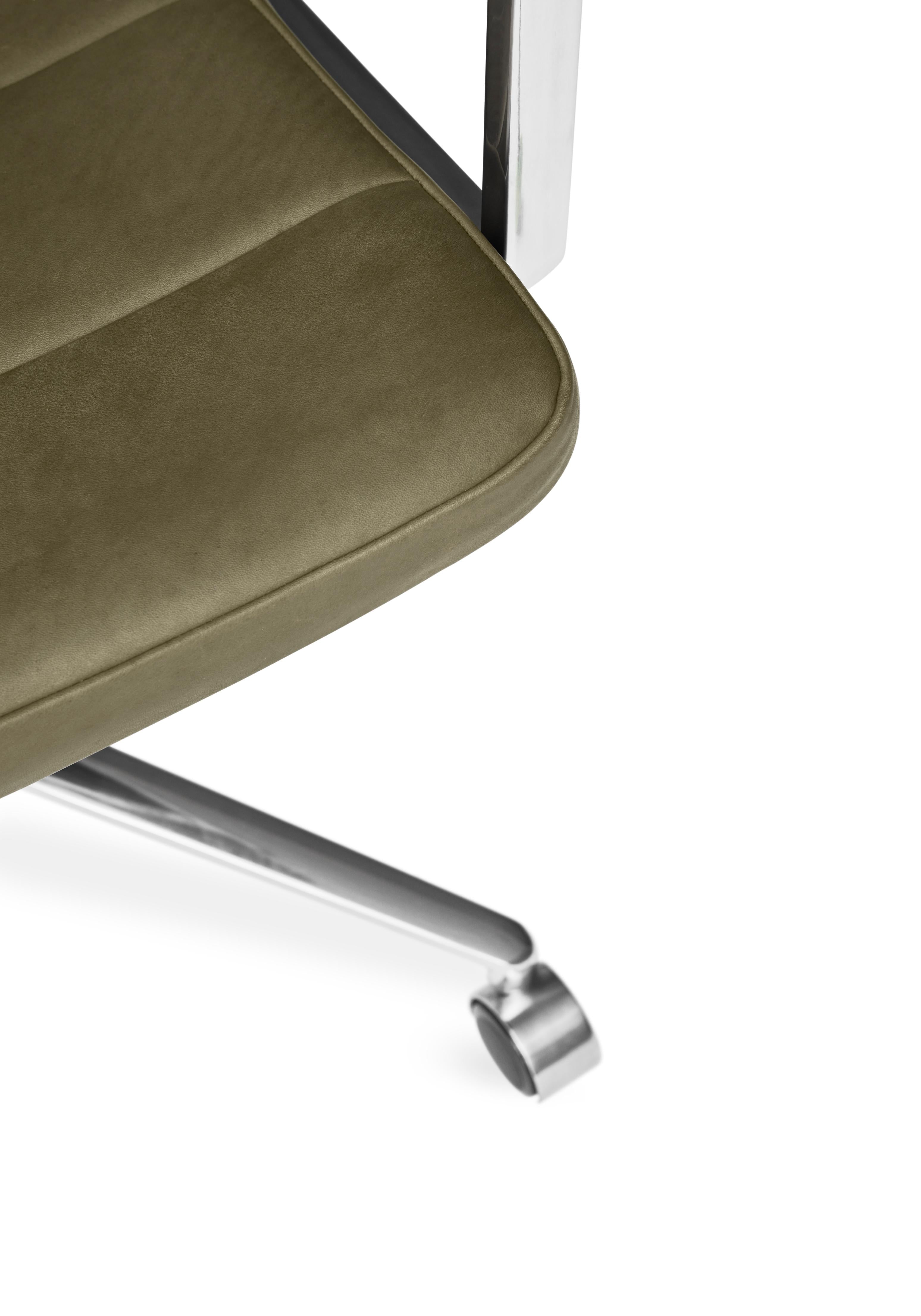 Bürostuhl 455+ mit grünem Leder und Metallbasis