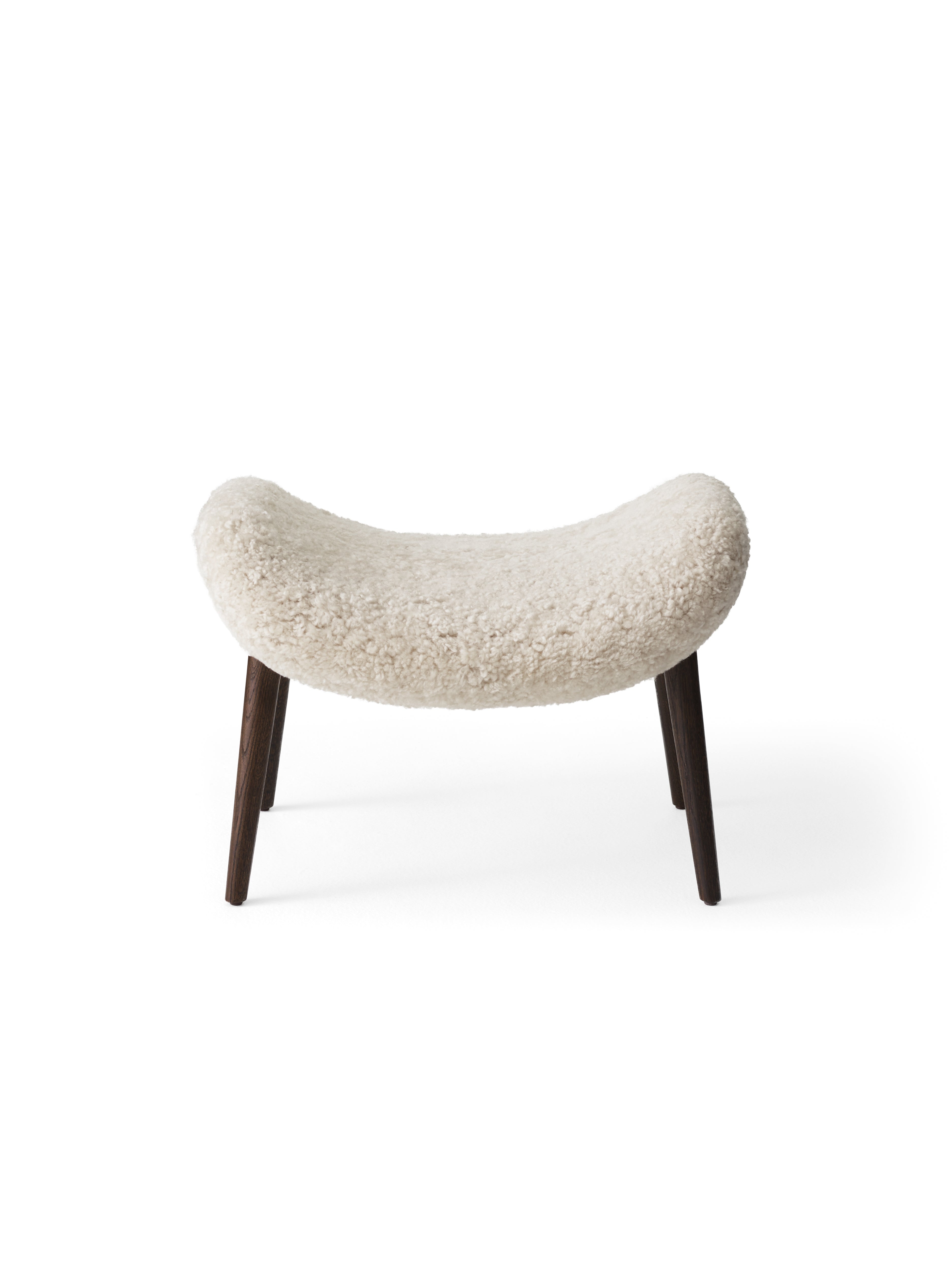 Hocker LODGE cremefarbener Schafpelz mit dunklem Eichenfuß