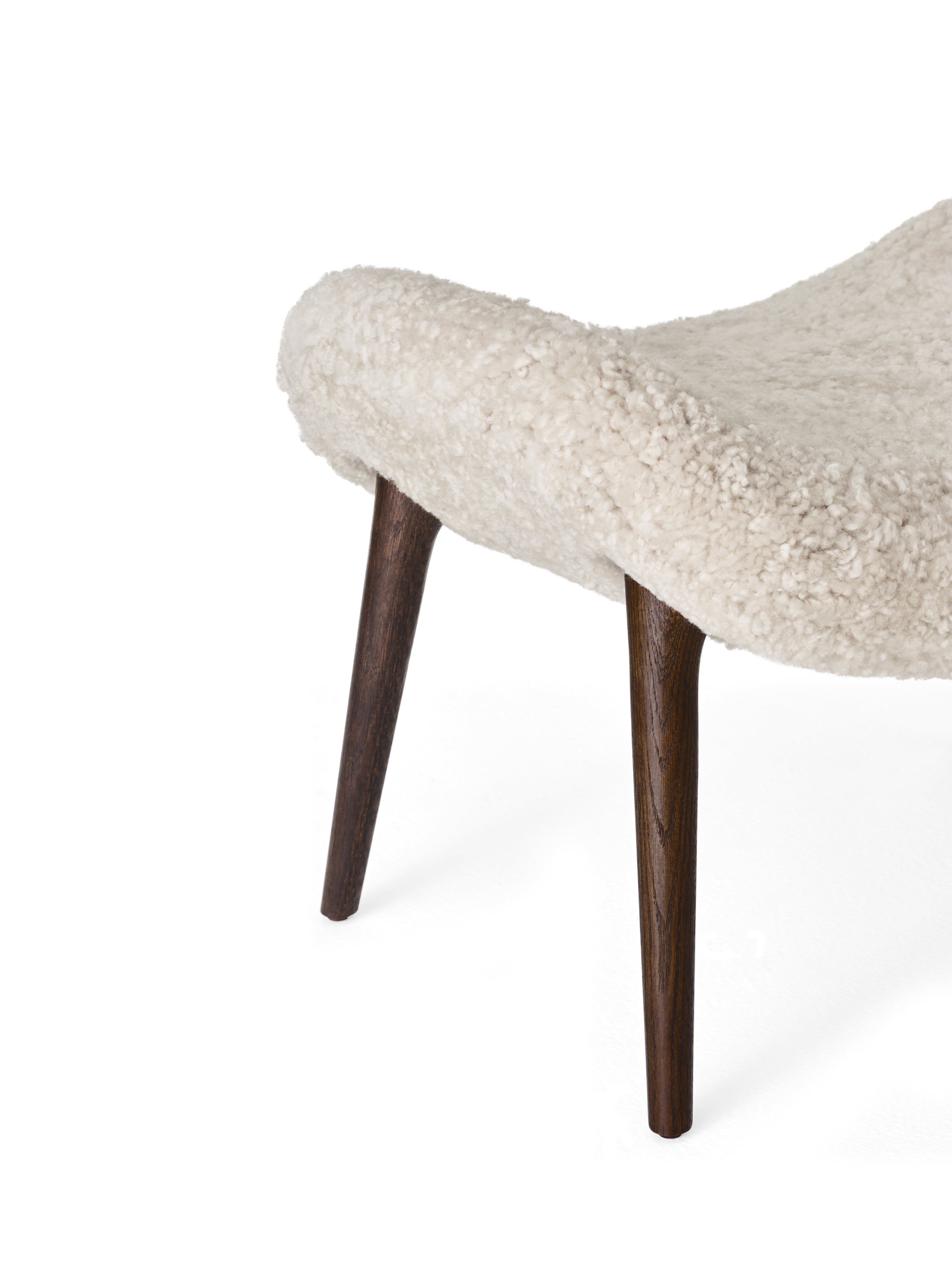 Hocker LODGE cremefarbener Schafpelz mit dunklem Eichenfuß