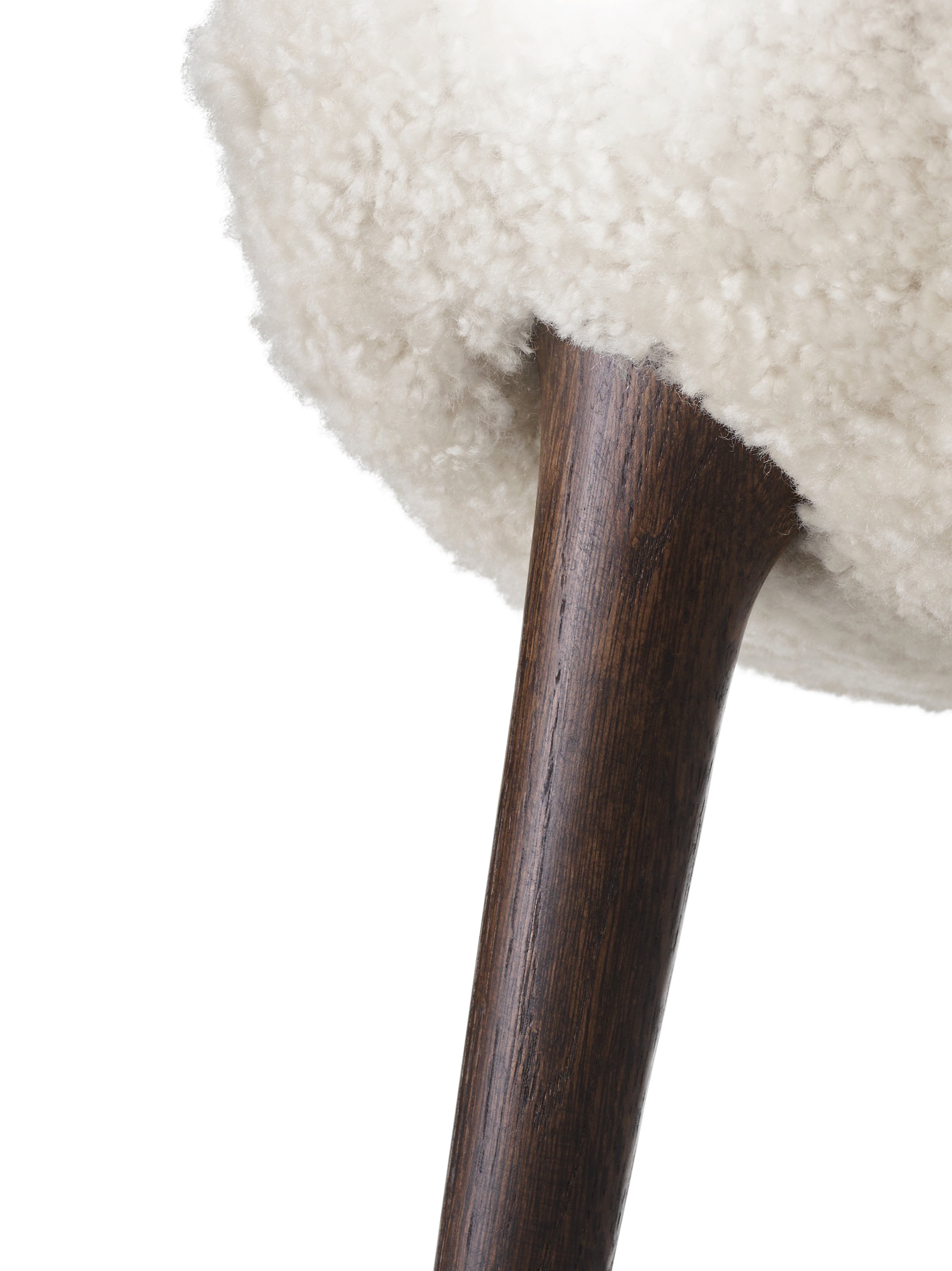 Hocker LODGE cremefarbener Schafpelz mit dunklem Eichenfuß