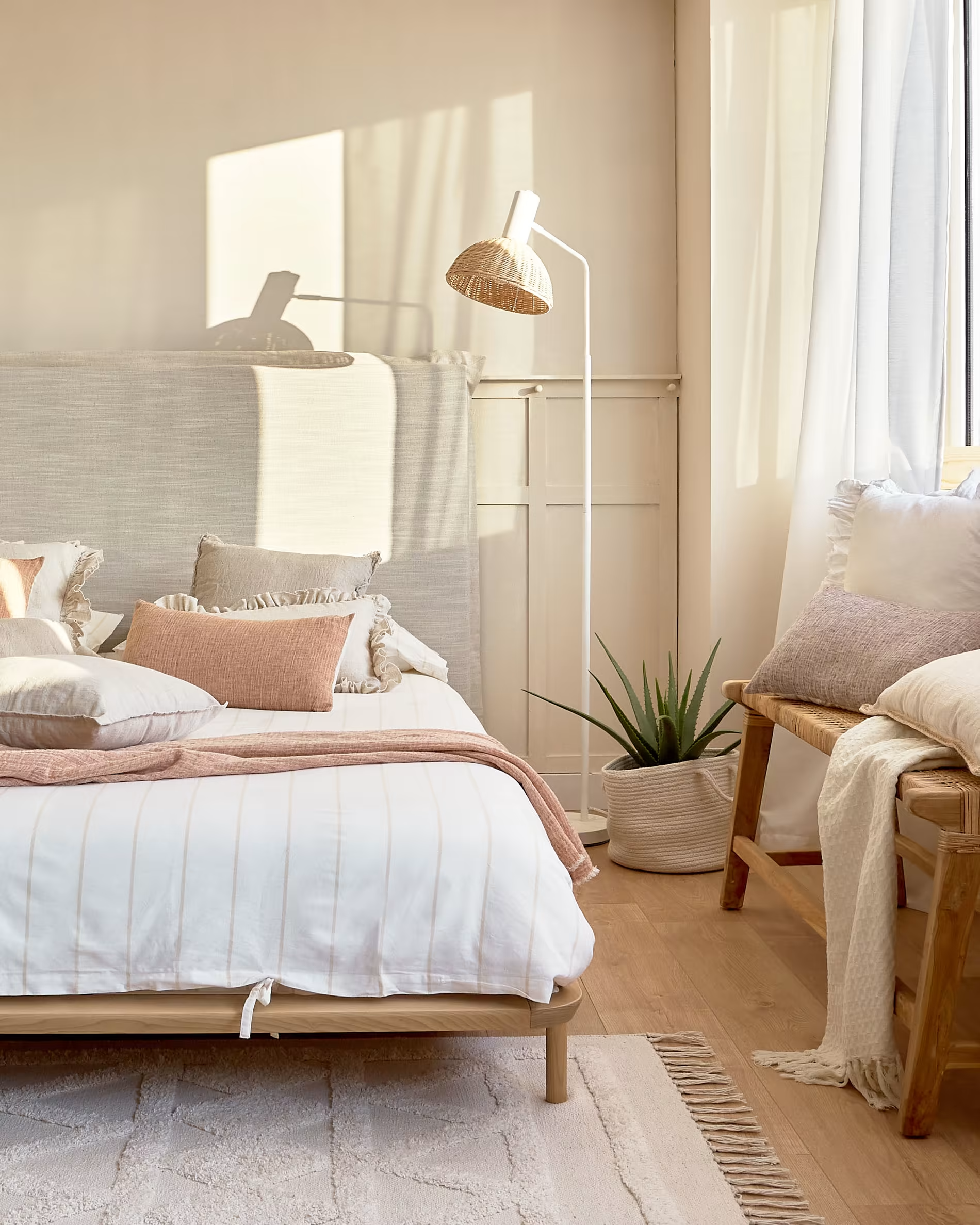 Łóżko ANIELLE lite drewno jesionowe La Forma    Eye on Design