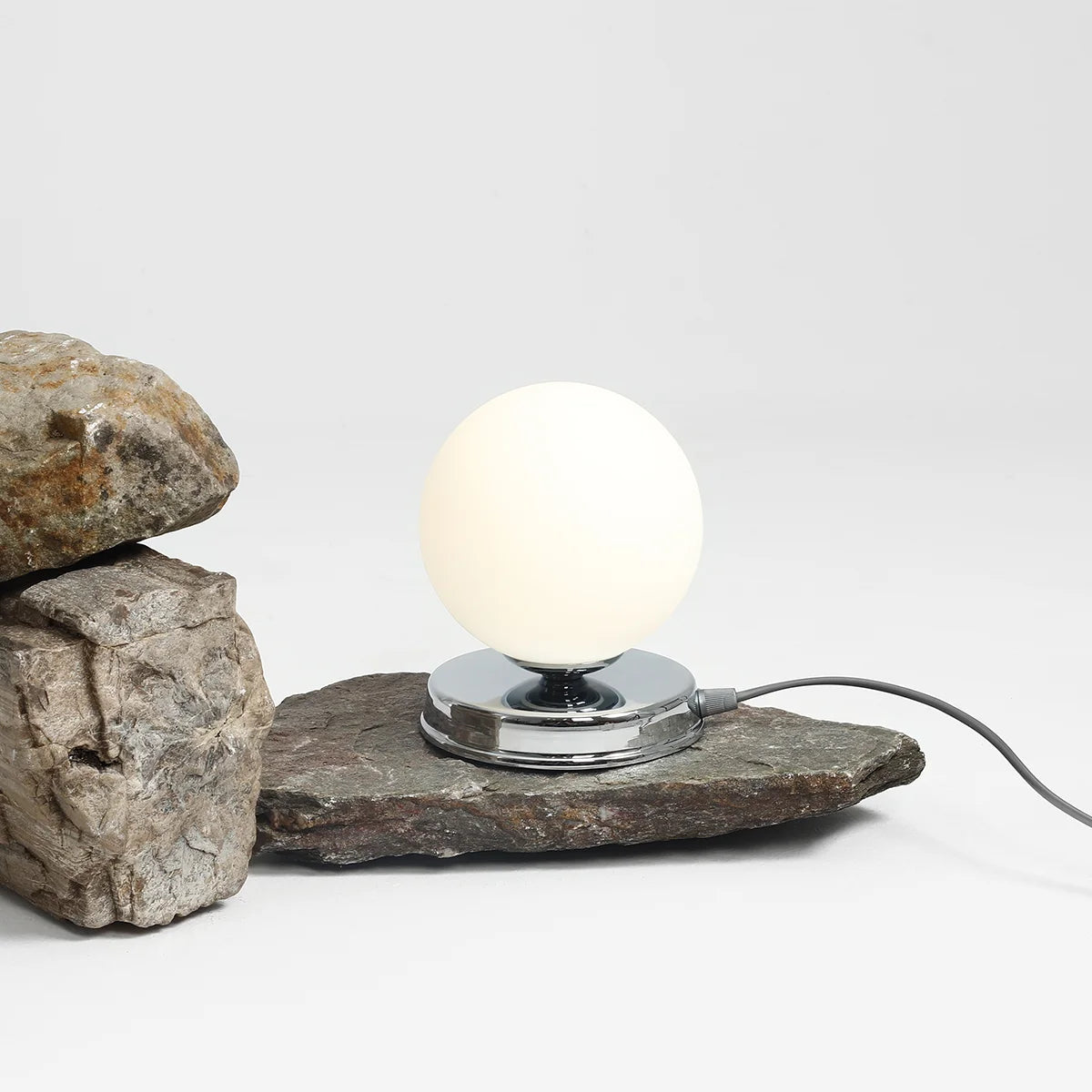 Lampa biurkowa BALL chromowany Artera    Eye on Design