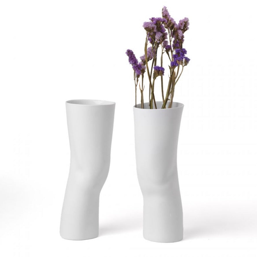 Elle is a unique set of vases that resemble knees with their appearance. Despite the fact that this pond is considered one of the most complex, these decorations look extremely minimalist. Making the whole porcelain emphasizes their elegance. Thanks to the white color, they will find themselves in every room, from a home dining room to commercial spaces.