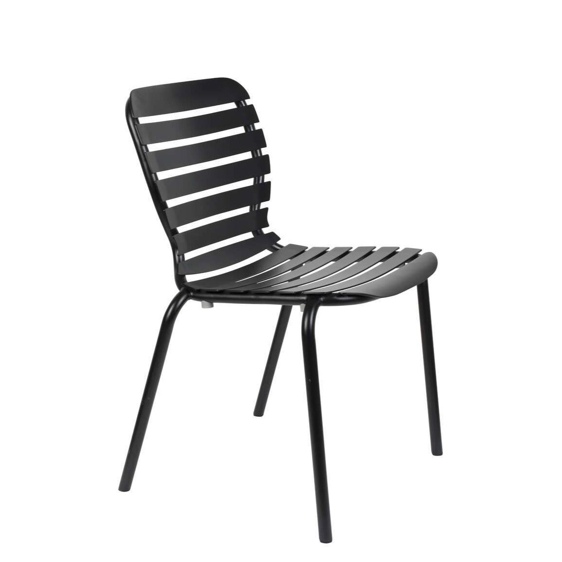 The Vondel garden chair was created for lovers of the sun, morning coffee on a modern terrace and joint Sunday dinners outside. The seat is made of the highest quality aluminum, thanks to which the furniture is resistant to weather conditions such as wind, rain and sunlight. This armchair will make a spectacle during summer meetings with friends outside.