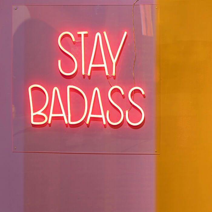 Forget about traditional prints and wall hangers for a kind of work of art, which is an example of the vision of Bold Monkey. PVC, LED lighting and vibrant colors combine in this frivolous neon. The loud design and defiant nature make this neon LED wall hanger never cease to be the subject of conversations. The expressive message "Stay Badass" is attached to a transparent acrylic board.