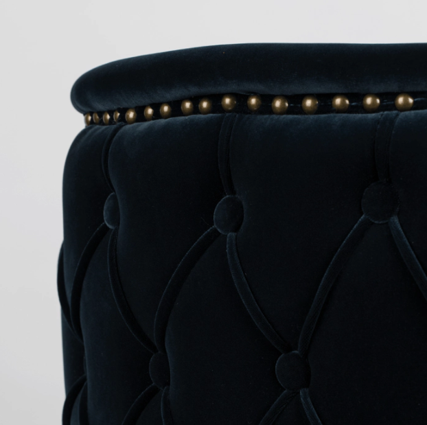 A chair with a button tufta - without the nasal approach of old, school styles with tufts. The brave Monkey Such a Stud has lush, velvet upholstery and buttons combined with brass, matte legs and clean, rounded lines. A distinctive feature is a velvety dining room chair is its named, stuck in the borders. A real VIP add -on to any room. You can put the Bold Monkey Such a chair in the corner, but you can't turn off the headlight lights.