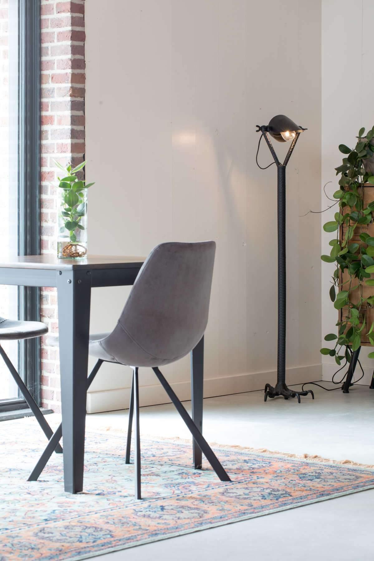 Falcon office lamp will be perfectly on the desk, bedside table or stylish dresser. The conclusion is the basis, which will introduce a note of eclecticism into any interior. Tasteful details that add elegance also pay attention.