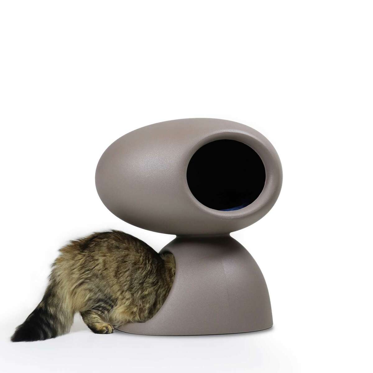 Cat Cave is a project of Stefano Giovannoni, which is a joint venture of Qeeboo and United Pets, a specialized company dealing with pets.