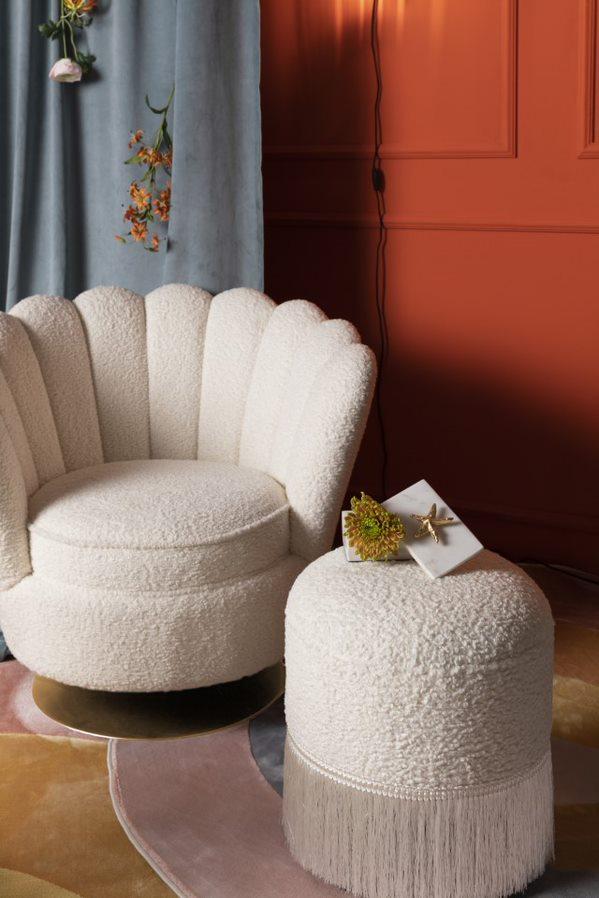 Wherever you put it, the Bold Monkey Mother of All Shells chair catches your attention. Upholstered in a rich natural texture in a plush color, the elegant style of the 70s is finished with gold-covered gold base.
