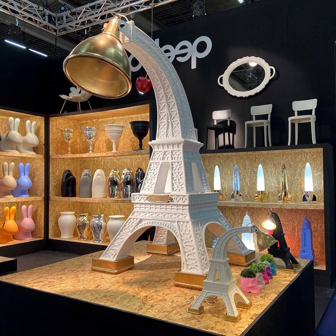 Paris lamps from Qeebooo, designed by the Job studio, presents over 2 meters of the Eiffel Tower. The concept of Job Smeets was inspired by the years when he lived in Paris as a young "artist", and the Eiffel Tower was his neighbor who gave him comfort.