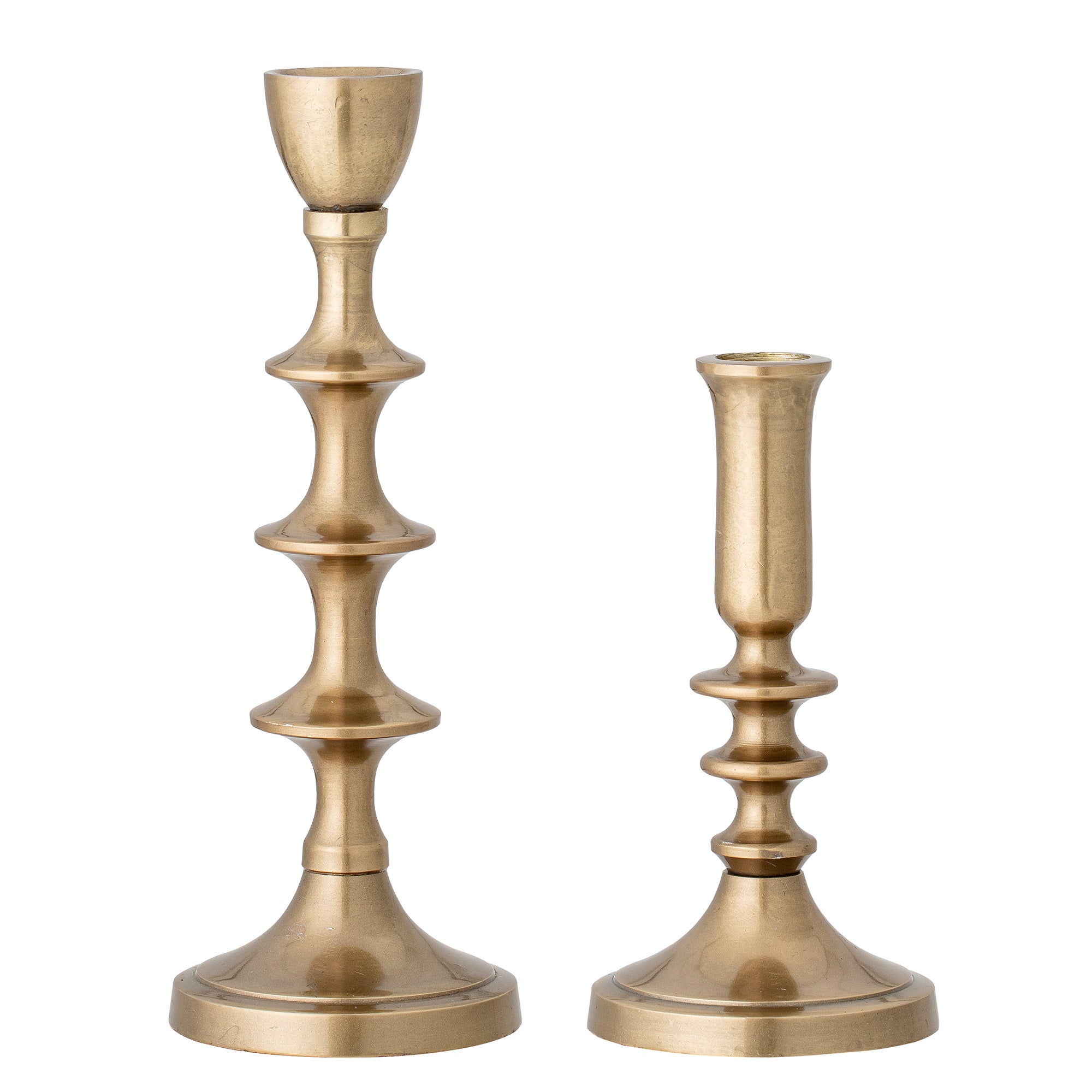 Candles give the rooms a warm glow. With the Elisa candlestick set, made of aluminum and painted in a wonderful brass color, every home place will gain an interesting and practical addition. It will fit in particular into the living room with a classic decor, in which you need coziness. The bedroom with retro decor will become even more romantic, and the bathroom finished in the boho climate will allow relaxation.