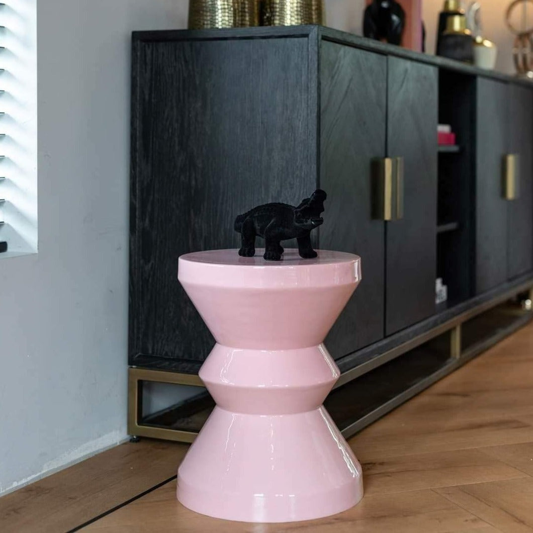 Diablo was entirely made of high -gloss metal in pink. The combination of geometric shapes and the candy color will warm every space. In addition to functionality, a table is a great decorative element.