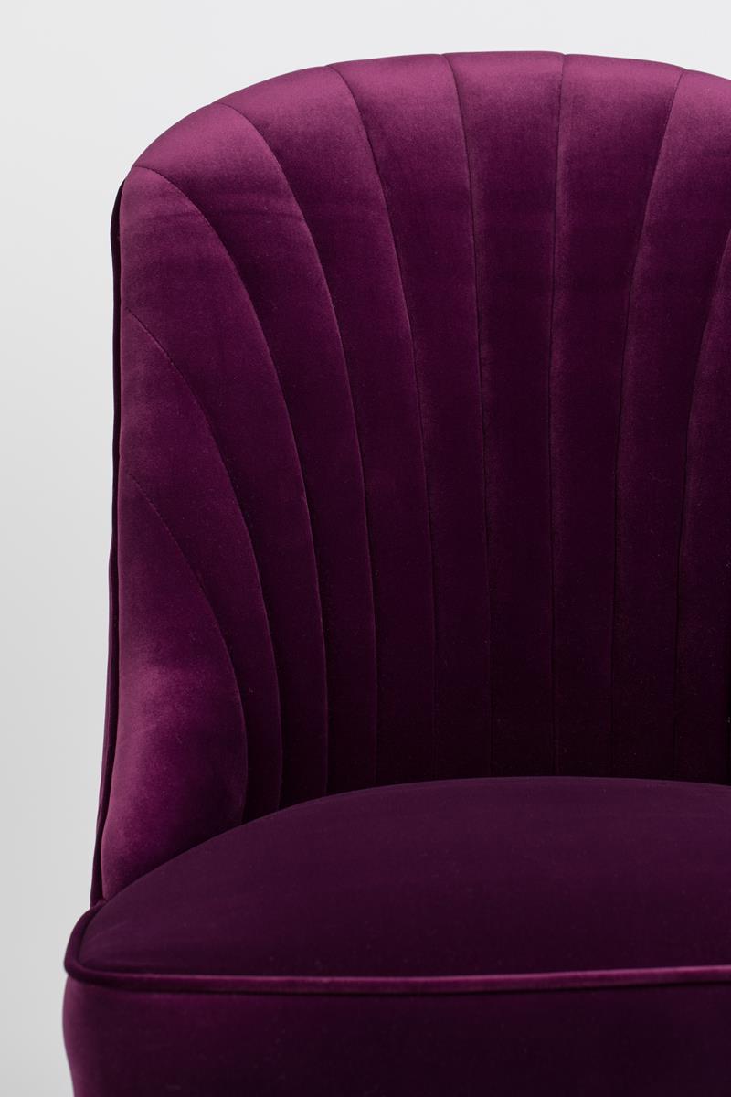 In some cases, more means more. And our Bold Monkey Give Me More Velvet chair is one such case. The design inspired by the Art Deco style, luxury velvet upholstery and legs as well as matte, brass legs: this velvety chair is a flashy addition to any table.