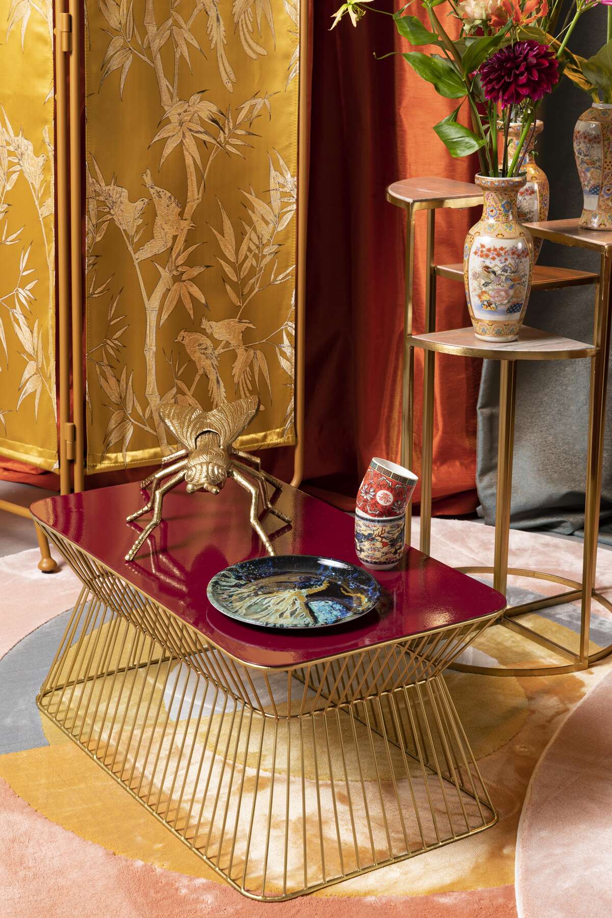 Our Glam coffee table. As the name suggests, it will give your interior a little more splendor. With a shiny enamel surface and a golden "necklace", Glam is simply shining. A table that definitely deserves attention!