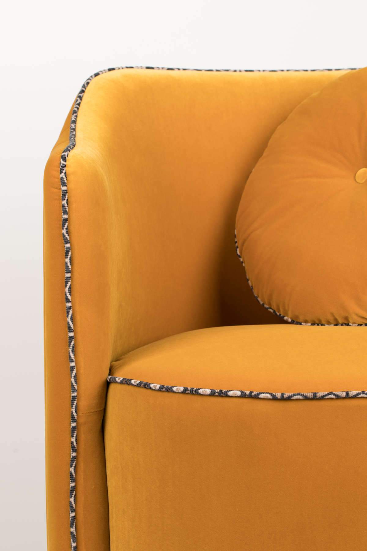 This velvet armchair for the living room exudes the atmosphere of the Parisian Buduar in the retro style. But this is not only style and content, because the Bold Monkey Sassy Granny chair is also a functional element of decor. The armchair itself is mounted on a rotating base and equipped with a removable pillow - both of these things provide an additional layer of comfort.