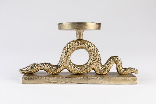 Lighten your room in style inspired by snakes thanks to our candlestick Bold Monkey Keep the Snakes Away. His shiny, golden finish is both an insolent blink of an eye to his winding style and a stylish addition to your interior.