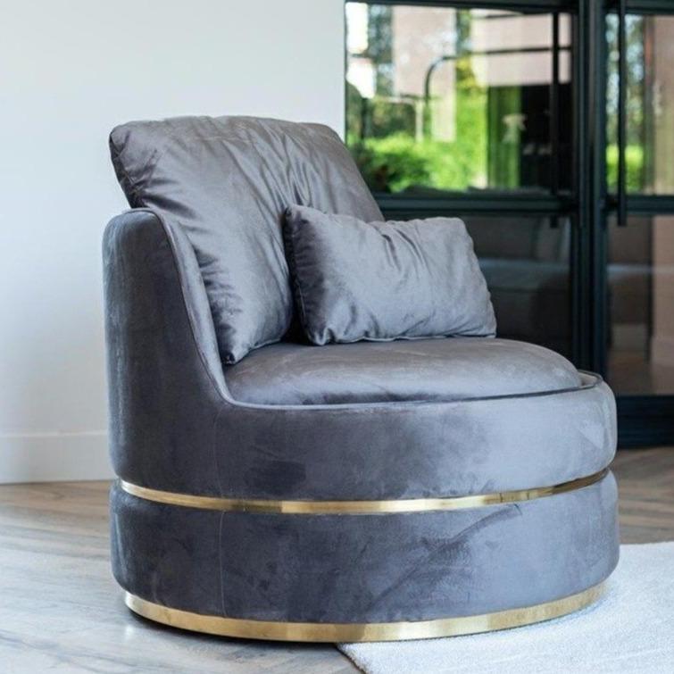 Kylie is a unique combination of convenience with an exclusive look in the glamor style. Two velor pillows increase the comfort of the chair to the highest level. The base from brushed golden steel gives Kylie modern design, which will fit well into the latest trends.