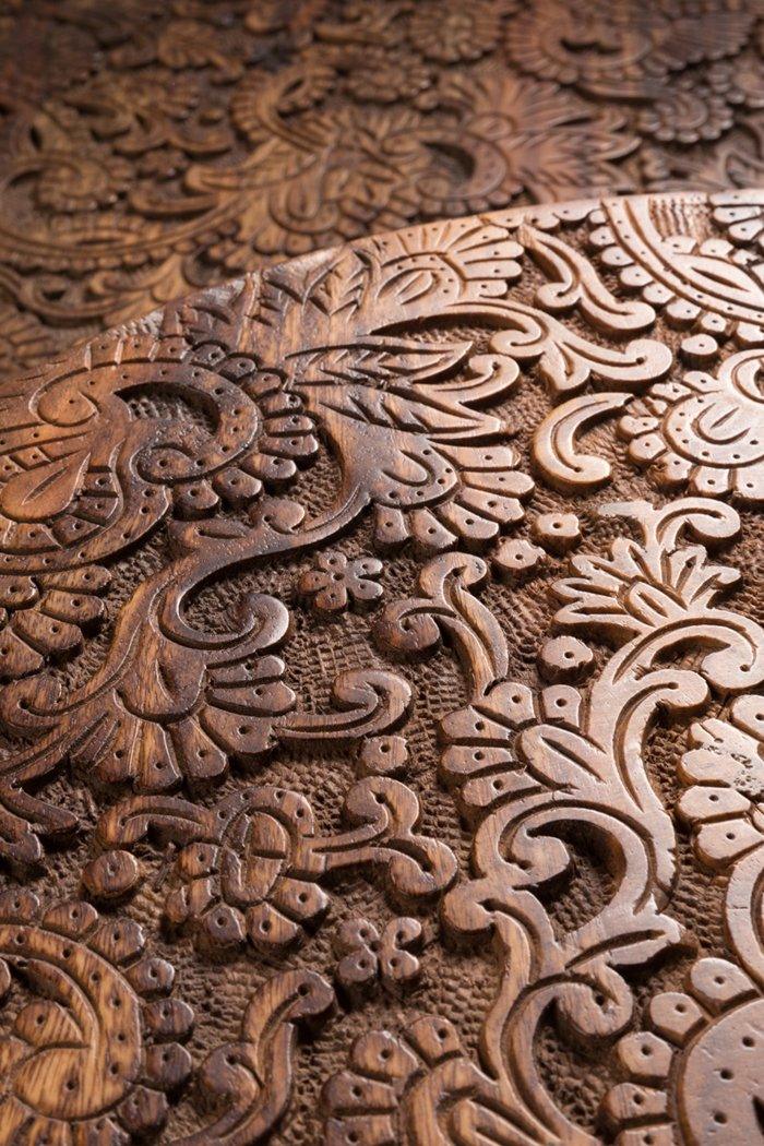 The pattern on the countertop created by hand, the block method by woodcarving from the Dhundbar region in India. It is here that craftsmen who create wooden stamps used in weaving on a daily basis created this unique furniture. A table by hand is a tribute to these people and their work.