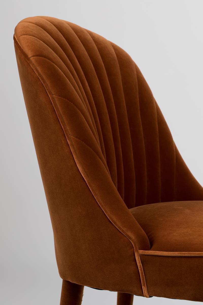 In some cases, more means more. And our Bold Monkey Give Me More Velvet chair is one such case. The design inspired by the Art Deco style, luxury velvet upholstery and legs as well as matte, brass legs: this velvety chair is a flashy addition to any table.