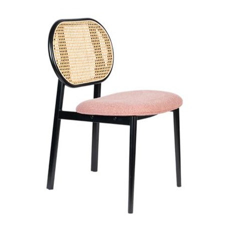 Don't let the name Spike (spiked). This chair has nothing spicy. In fact, it is a piece of furniture with round shapes and softness, which makes you sit on it on a cloud. The name is not accidental, however, it refers to the combination of two different rattan materials and fabric, which can give some expressiveness in the boho dining room or in a rustic office.