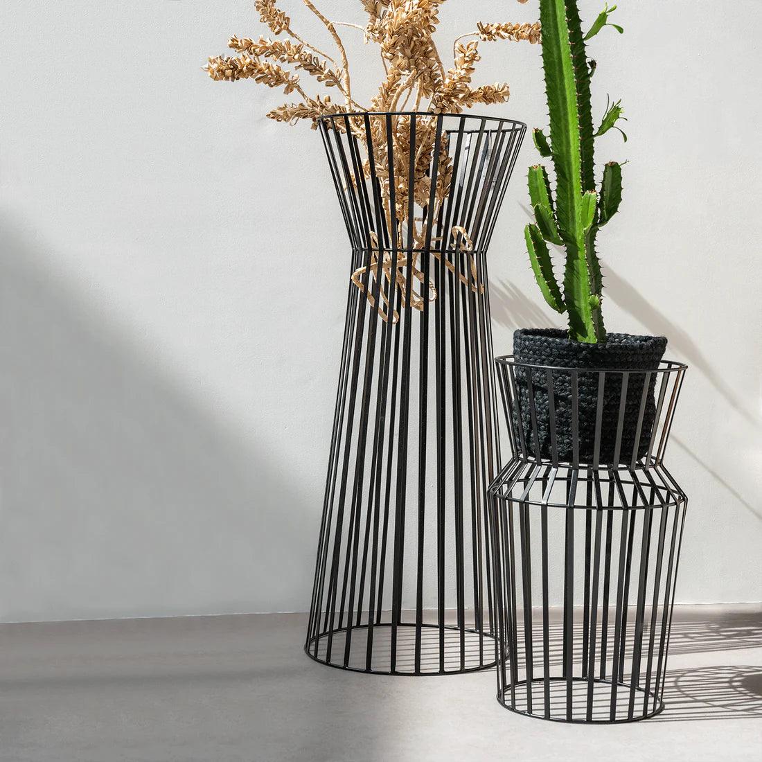 Stojak na doniczkę SOLSTICE czarny Urban Nature Culture    Eye on Design