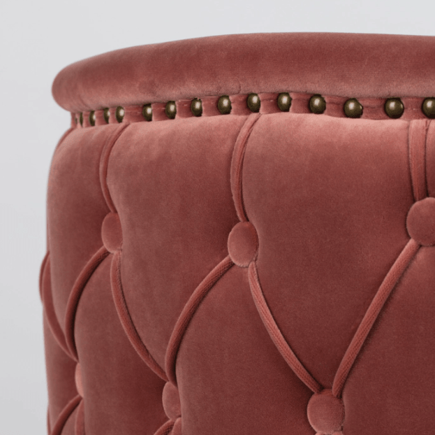 A chair with a button tufta - without the nasal approach of old, school styles with tufts. The brave Monkey Such a Stud has lush, velvet upholstery and buttons combined with brass, matte legs and clean, rounded lines. A distinctive feature is a velvety dining room chair is its named, stuck in the borders. A real VIP add -on to any room. You can put the Bold Monkey Such a chair in the corner, but you can't turn off the headlight lights.