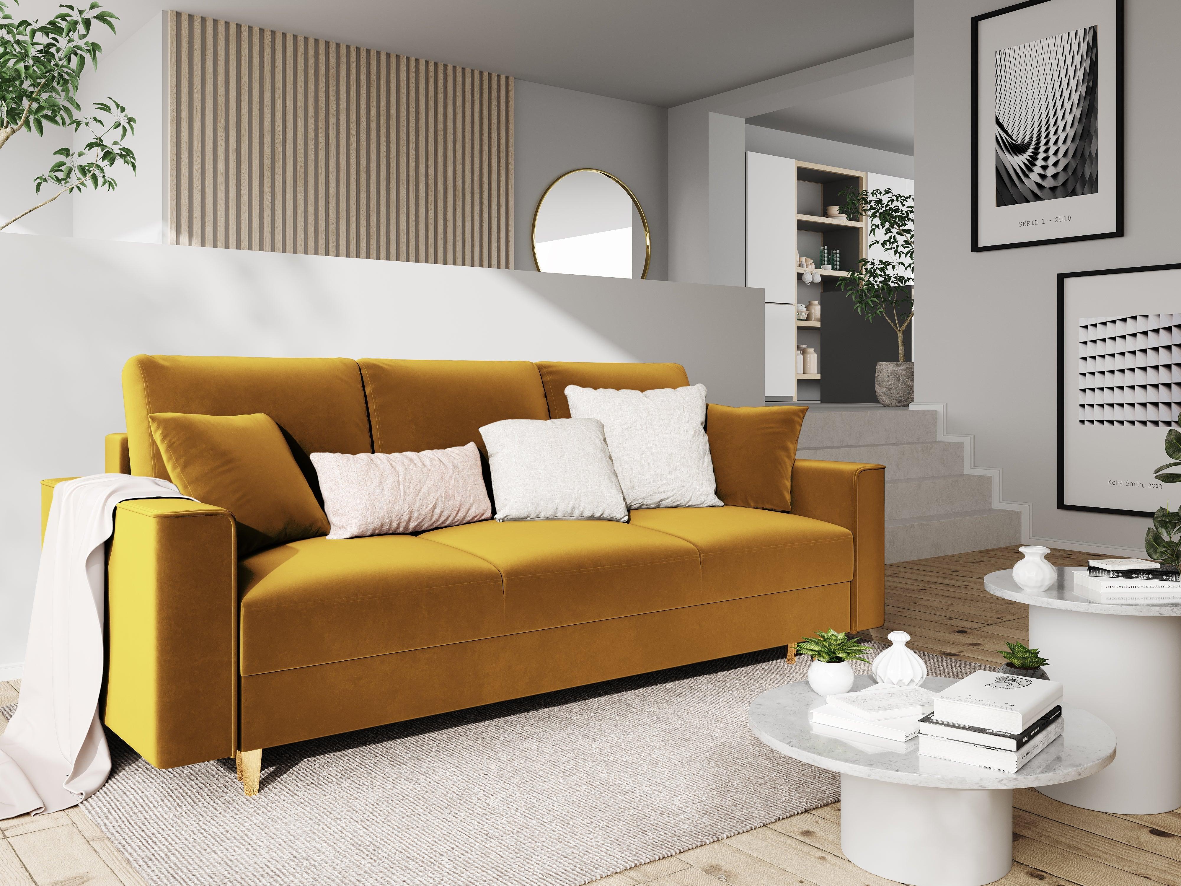 Sofa aksamitna z funkcją spania CARTADERA musztardowy ze złotą podstawą, Mazzini Sofas, Eye on Design